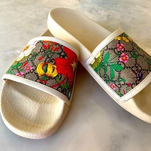 Gucci supreme GG flora slides in white (authentic)